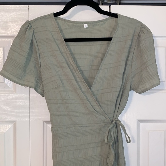 Green wrap v neck dress - Picture 3 of 6